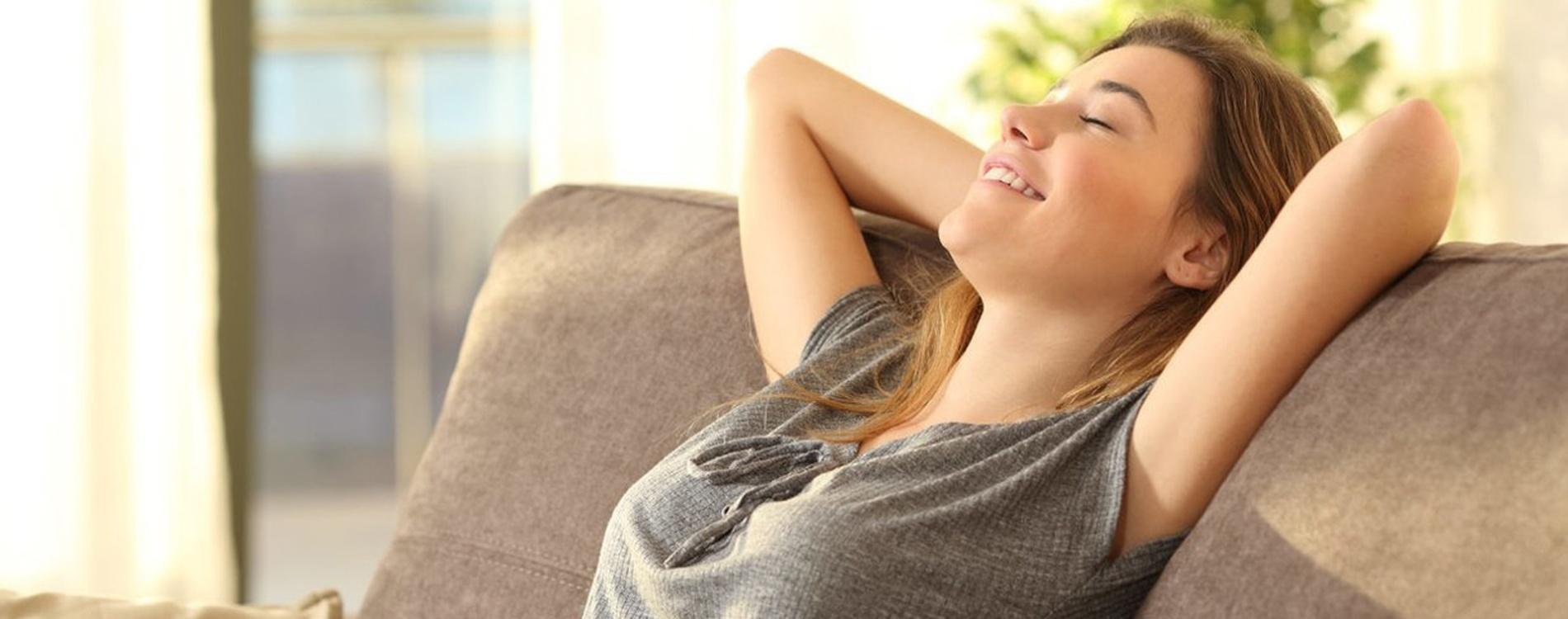 Kvinne opplev komfort med ewt og slapper av i sofa